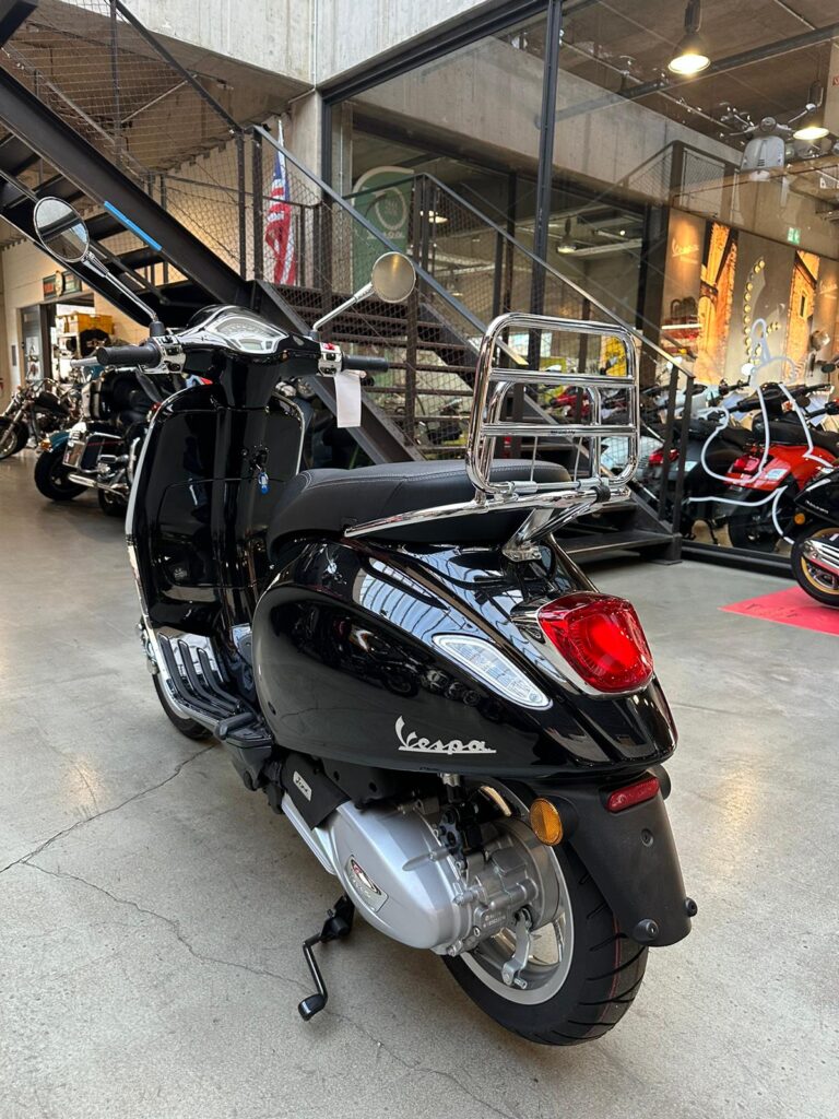 Roller und E-Scooter zur Miete bei OWVS Vespa Primavera 125 zur Miete